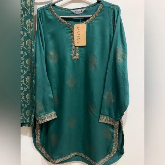 Green and Gold Embroidered Kurta Set - Picture 5 of 10